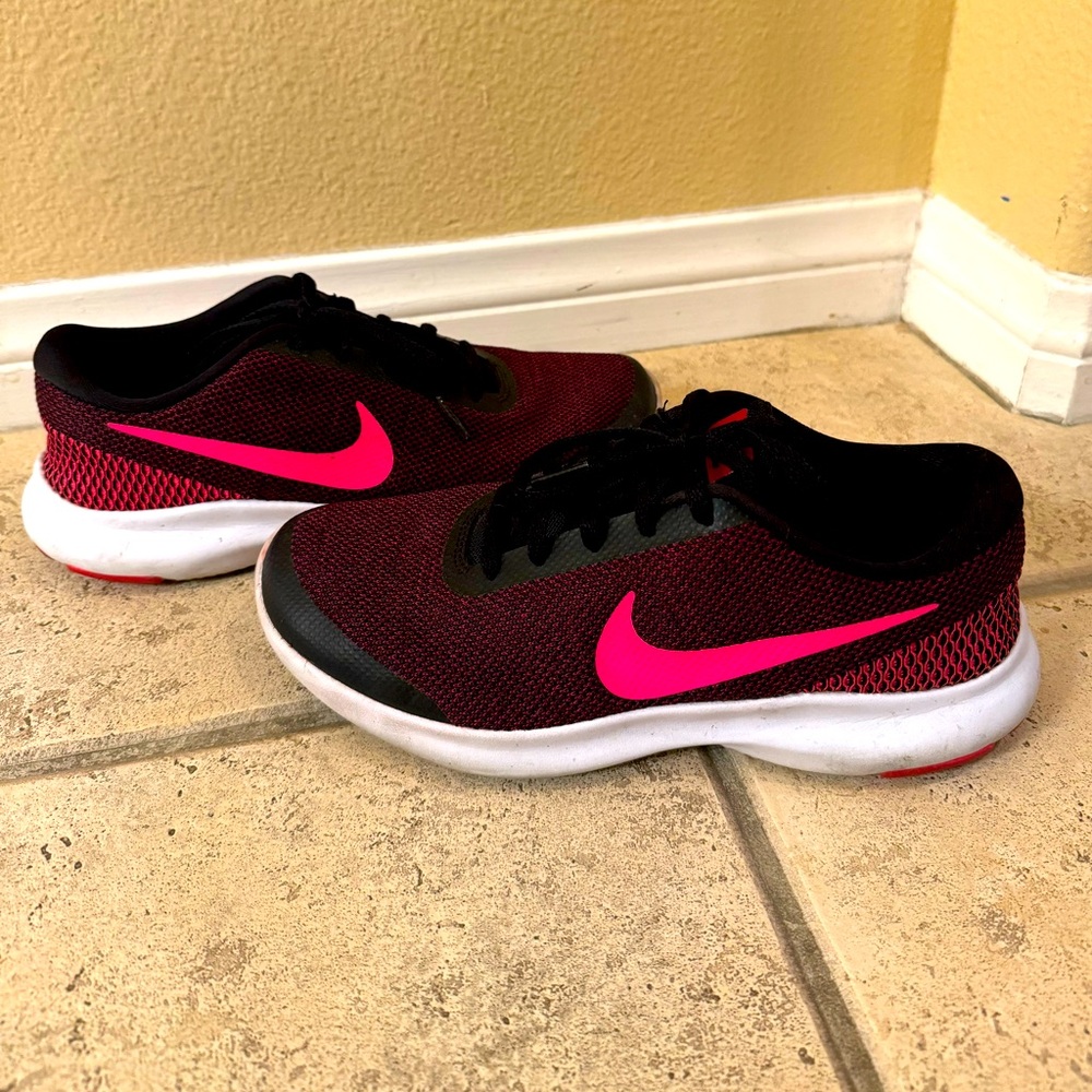 Nike women’s size 7.5 W Flex experience RN7 running shoes